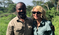 Khách du lịch Hoa Kỳ Kimberly Sue Endicott chụp ảnh với hướng dẫn viên của cô, Jean Paul Mirenge ở Uganda.