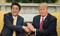 Tổng thống Mỹ Donald Trump trong cuộc gặp Thủ tướng Nhật Bản Shinzo Abe. (Ảnh: Getty)