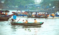 Phạt chủ tàu vì &apos;chặt chém&apos; khách du lịch thăm chợ nổi Cái Răng