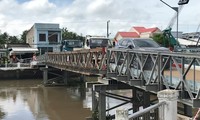 Cầu tạm bị sập ở Trà Vinh được sửa chữa, thử tải thành công với 3 xe nặng 20 tấn