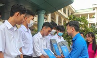 Học sinh Vĩnh Long được tặng quà, học bổng nhân dịp năm học mới