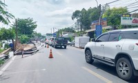 Quốc lộ 80 đang cải tạo bỗng sạt lở hơn 40m, giao thông ùn tắc