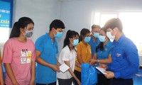 Trung ương Đoàn tặng quà cho công nhân hoàn cảnh khó khăn tại Trà Vinh