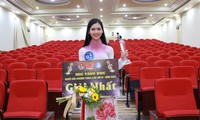 Nữ sinh 10x Kiên Giang là Á khôi, đoạt quán quân Mic Vàng, ấp ủ ước mơ làm MC