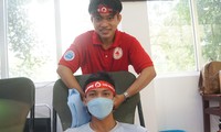 Sinh viên dân tộc tham gia hiến máu