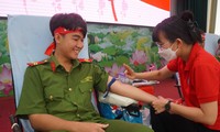 Chiến sỹ trẻ hiến máu