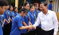 Chủ tịch TPHCM thăm Mẹ Việt Nam Anh hùng, tặng quà sinh viên tình nguyện tại Bến Tre