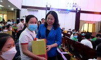 Phó Chủ tịch nước Võ Thị Ánh Xuân tặng quà cho người nghèo tại Bến Tre 