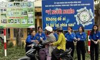 Đoàn thanh niên, công an đội nắng hỗ trợ người dân về quê ăn Tết