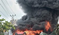 Ô tô khách đang chạy bốc cháy trên quốc lộ, tài sản thiệt hại nặng