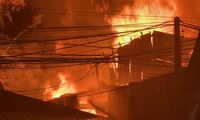 Xưởng gỗ cháy lớn kèm tiếng nổ trong đêm ở Đồng Tháp
