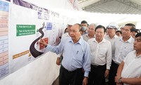 Thủ tướng Nguyễn Xuân Phúc, Phó Thủ tướng Trịnh Đình Dũng cùng lãnh đạo một số bộ, ngành kiểm tra tiến độ thi công dự án - Ảnh: VOV