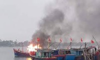 Hai tàu đánh cá neo đậu tránh bão bị cháy