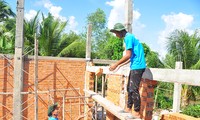 Chiến sỹ tình nguyện &apos;đội nắng&apos; xây nhà giúp dân nghèo