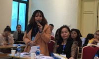 Giáo viên một trường THCS tại Khánh Hòa trình bày ý kiến tại hội thảo. Ảnh: Nghiêm Huê