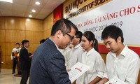 Sinh viên trường ÐH Bách khoa Hà Nội nhận học bổng tài năng ảnh: Nghiêm Huê 