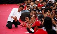 Tổng thống Widodo selfie cùng những người ủng hộ trong một sự kiện vận động cử tri Ảnh: Reuters 