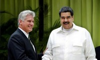 Chủ tịch Cuba Miguel Diaz-Canel (trái) trong một cuộc gặp với tổng thống Venezuela Nicolas Maduro hồi cuối năm 2018 tại Cuba Ảnh: Reuters