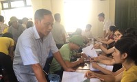 Người dân xã Nam Sơn nhận tiền hỗ trợ GPMB