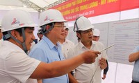 Phó Thủ tướng Vương Đình Huệ khảo sát dự án cao tốc Trung Lương - Mỹ Thuận Ảnh: C.K