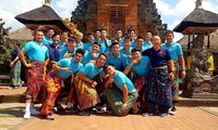 Thầy trò HLV Park Hang Seo vui vẻ tham quan các điểm du lịch nổi tiếng ở Bali trước khi lên đường về nước sau chiến thắng Indonesia 3-1Ảnh: HOÀNG HUY