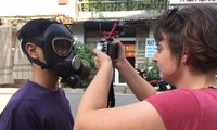 Nghệ sĩ Irene Dorigotti đang quay phim trên phố cổ Hà Nội Ảnh: Quỳnh Đăng