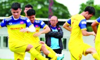 Các cầu thủ tuyển Việt Nam tập luyện chuẩn bị cho những trận đấu lớn 