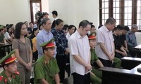 Các bị cáo vụ gian lận điểm thi khai về việc nâng điểm cho con ông Triệu Tài Vinh tại tòa. Ảnh: Nguyễn Hoàn