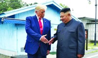 Tổng thống Mỹ Donald Trump (bìa trái) và Chủ tịch Triều Tiên Kim Jong Un tại khu phi quân sự giữa Triều Tiên và Hàn Quốc vào tháng 6/2019ảnh: AP