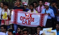 Người dân Ấn Độ mang khăn gamosa đi biểu tìnhảnh: AP