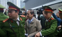 Bị cáo Trương Minh Tuấn được đưa tới tòa