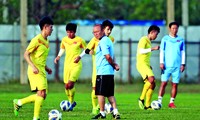 HLV Park Hang Seo theo dõi chặt chẽ các tuyển thủ ở hàng phòng ngự U23 Việt Nam luyện tập Ảnh: HỮU PHẠM