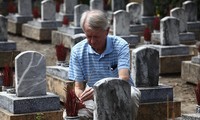 Chuck Searcy tại Nghĩa trang Trường Sơn