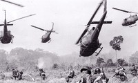 Trực thăng nhả lính Mỹ, lính quân đội Sài Gòn xuống đi càn Ảnh: TL