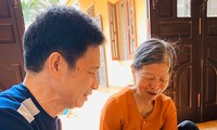 Nhà thơ Nguyễn Trọng Hoàn và mẹ tại quê nhà Ân Thi - Hưng Yên ngày 29.2.2020