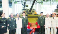 (Từ trái sang) Các cựu chiến binh Nguyễn Văn Tập (thứ 2), Lê Văn Phượng (thứ 3), Vũ Đăng Toàn (thứ 6) và Ngô Sỹ Nguyên (thứ 7) tại Lễ công bố xe tăng 390 là Bảo vật quốc gia Ảnh: Kiến Nghĩa