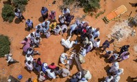 Các nhân viên y tế chôn cất một cụ ông chết vì COVID-19 ở Somaliaảnh: AP 