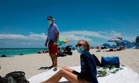 Du khách trên bãi biển Miami ngày 16/6Ảnh: Getty Images