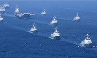 Tàu sân bay Liêu Ninh cùng các khu trục hạm Trung Quốc trong một đợt tập trận trên biển ĐôngẢnh: AP