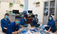 ĐVTN các cơ sở Đoàn cùng làm mũ chống giọt bắn cung cấp cho các cơ sở y tế, khu cách ly, chợ... Ảnh: NVCC