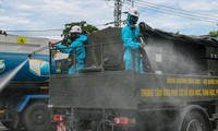 Lính hóa học (Binh chủng Hóa học - Bộ Quốc phòng) phun khử khuẩn tại quận Sơn Trà, thành phố Đà Nẵng. Ảnh: Nguyễn Thành