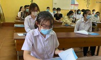 Thí sinh đeo khẩu trang làm bài thi tại Bắc Giang 