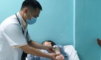 Một bệnh nhân đang điều trị sốt xuất huyết tại Trung tâm Bệnh Nhiệt đới ảnh: Hiển Minh
