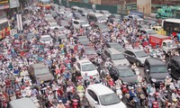 Hà Nội hiện có hơn 6 triệu phương tiện nhưng chỉ nửa triệu ô tô là được kiểm soát khí thải, niên hạn