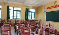 Phòng học nứt ẩm