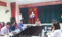 Bà Phạm Thị Hằng- giám đốc Sở GDĐT Thanh Hóa trao đổi với báo chí