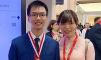 Em Nguyễn Văn Chí Nguyên cùng cô giáo dạy môn Hóa học Mai Châu Phương tại Lễ trao giải kỳ thi Olympic Hóa học 2019. (Ảnh do nhà trường cung cấp).
