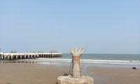 Xuất hiện những &apos;bàn tay khổng lồ&apos; tại khu du lịch biển nổi tiếng Thanh Hóa