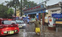 Mưa lớn gây ngập lụt, ách tắc giao thông ở thành phố Thanh Hóa