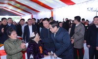 Thủ tướng thăm, tặng quà gia đình chính sách, công nhân tại Thanh Hóa 